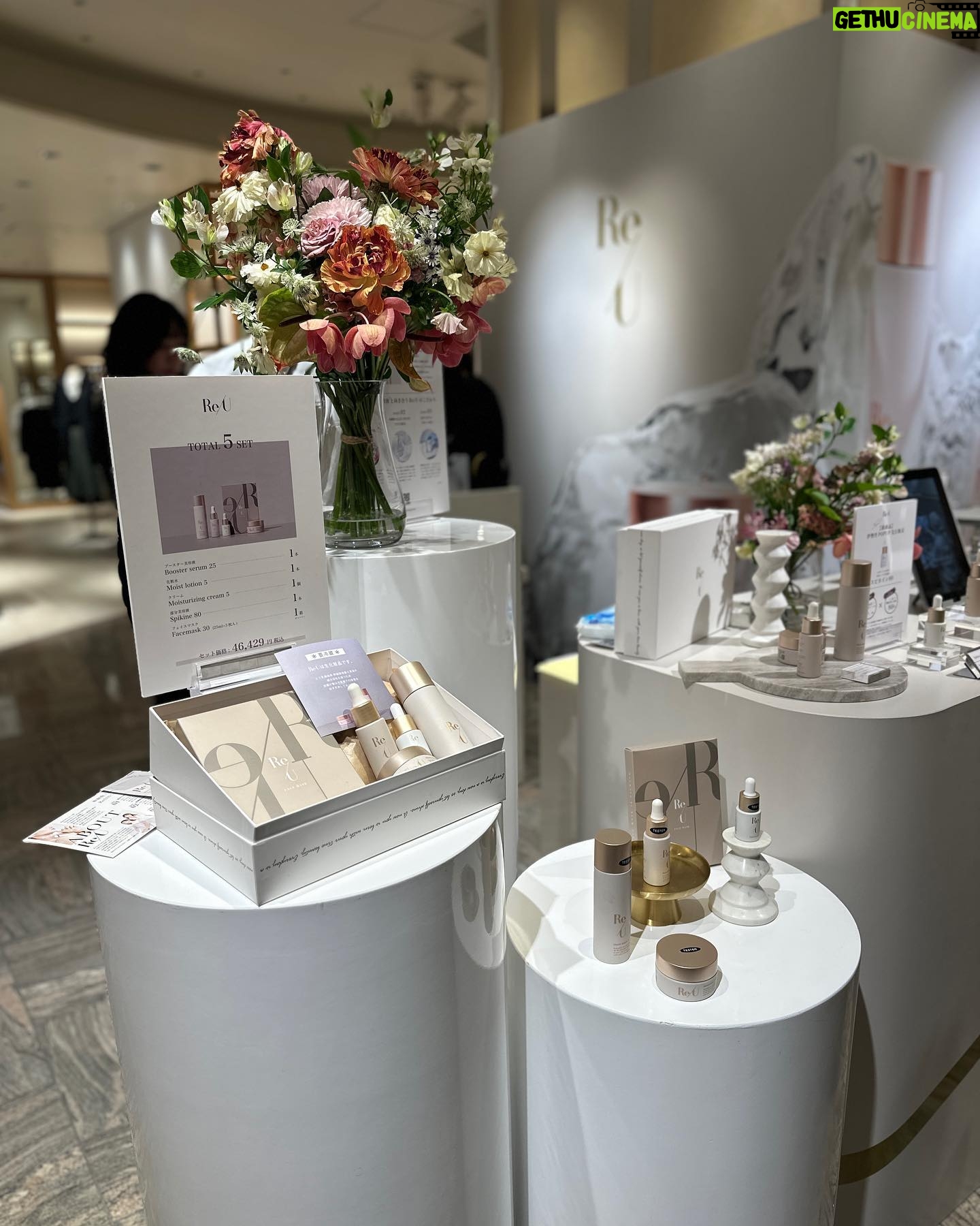 Iroha Yanagi Instagram - ・ 上野なつひちゃんがディレクターしてる @reu_beauty POP UP STOREに遊びにいってきました🤍。*゚ 📍ISETAN Shinjyuku すべて冷蔵保存の生化粧品で どれも気になってたブランド。 スキンケア好きにはたまらなかった👏🏼 POP UP先行販売してた〝ヒト幹〟水光ニードル美容液は 天然マイクロニードルが入っててお肌の内部まで 幹細胞培養上清液を届けてくれるという 水光肌目指したい方必見の美容液も。 あたしはなつひちゃんにヒアリングしてもらったところ 乾燥で困ってるということ伝えるとブースターセラム美容液を おすすめしてもらいましたˎˊ˗ めぇたんお誘いありがとー☺️🎀 #reu #スキンケア #ヒト幹細胞 #美容液 #生化粧品