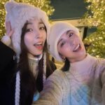 Iroha Yanagi Instagram - #pr 📍絶対この冬行きたい！おすすめスポット📍 GINZA SIX 屋上スケートリンク ❄️Rooftop Star Skating Rink⛸に 姉妹で遊びに行ってきたよー♡ @ginzasix_official 今日、11月17日（金）〜2024年1月21日（日）までの 期間限定で登場するみたい🌨 久しぶりのスケートは最初ちょっと怖かったけど 氷じゃないリンクで安全だし転けても ビシャビシャにならないからめちゃいい☺️ ゆりな意外と上手で私のがぎこちなかった笑 りさこちゃんにも劇的に会えてこの表情🤍w 昔、銀座のランドマークだった 中銀カプセルタワービルをオマージュした カラフルなアートオブジェが どーんっとリンク中央に💎✨ クリエイティブスタジオYAR氏が プロデュースされてるそうで1Fのエントランスにも 中銀タワービルの一部がアートとなって 戻ってくるというロマンス溢れる演出が素敵だった、、！ お部屋内には当時の世界観をシティポップの レコードが並んでて現代風リスニングルームに🎼 そういえば、スケート中に流れてる曲も めっちゃエモかったけどそこも イメージされてたのかな？👏🏼😳 ぜひともBGMにも注目して滑ってみてほし〜！ お子さん連れだと4才から楽しめるみたいだよ🫶🏻 #ginzasix #ginzasixxme #rooftopstarskatingrink #屋上スケートリンク #銀座シックス #スケートリンク #スケート #お出かけスポット #冬の #中銀カプセルタワービル