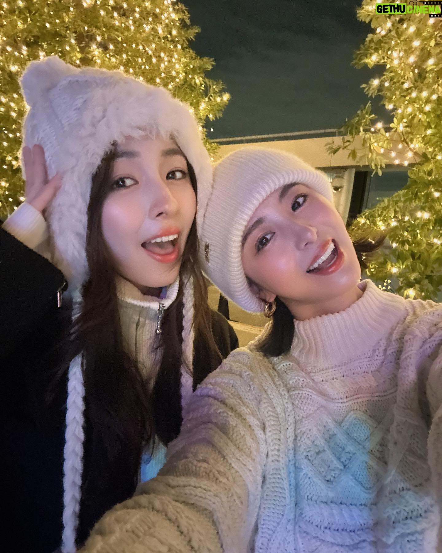 Iroha Yanagi Instagram - #pr 📍絶対この冬行きたい!おすすめスポット📍 GINZA SIX 屋上スケートリンク ❄️Rooftop Star Skating Rink⛸に 姉妹で遊びに行ってきたよー♡ @ginzasix_official 今日、11月17日(金)〜2024年1月21日(日)までの 期間限定で登場するみたい🌨 久しぶりのスケートは最初ちょっと怖かったけど 氷じゃないリンクで安全だし転けても ビシャビシャにならないからめちゃいい☺️ ゆりな意外と上手で私のがぎこちなかった笑 りさこちゃんにも劇的に会えてこの表情🤍w 昔、銀座のランドマークだった 中銀カプセルタワービルをオマージュした カラフルなアートオブジェが どーんっとリンク中央に💎✨ クリエイティブスタジオYAR氏が プロデュースされてるそうで1Fのエントランスにも 中銀タワービルの一部がアートとなって 戻ってくるというロマンス溢れる演出が素敵だった、、! お部屋内には当時の世界観をシティポップの レコードが並んでて現代風リスニングルームに🎼 そういえば、スケート中に流れてる曲も めっちゃエモかったけどそこも イメージされてたのかな?👏🏼😳 ぜひともBGMにも注目して滑ってみてほし〜! お子さん連れだと4才から楽しめるみたいだよ🫶🏻 #ginzasix #ginzasixxme #rooftopstarskatingrink #屋上スケートリンク #銀座シックス #スケートリンク #スケート #お出かけスポット #冬の #中銀カプセルタワービル