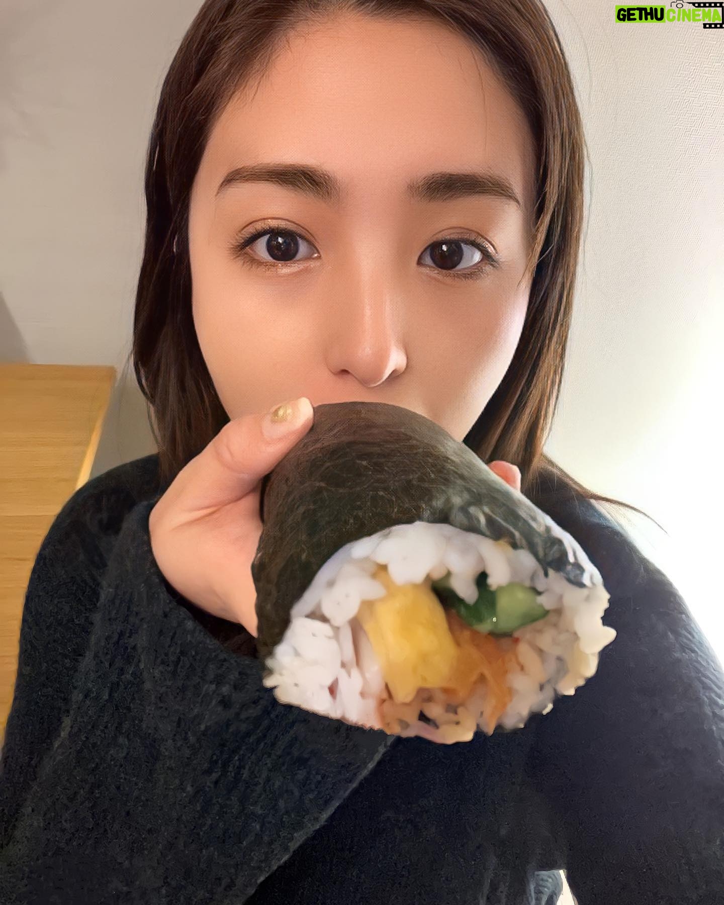 Iroha Yanagi Instagram - 我が家の節分👹 大人用と子ども用の ˏˋ 恵方巻き 𓂑 𓌈 ˎˊ˗ うん。恵方巻きというか キンパですねぇ〜 南南東向いて黙って食べようと したら変なオッサンが 踊ってましたわ𓀤ꉂꉂ 豆まきは…来年からで𐤔 ※娘よ。ハロウィンの使い回し ツノすんません😈笑 なのでせめて虎柄使用にしたで。 こういう時スリコの節分ベビー服ほしいと思った。 #節分 #節分ベビー #恵方巻き #恵方巻き作り #韓国料理 #キンパ #1歳5ヶ月 #1歳5ヶ月ごはん #女の子ママ #令和3年ベビー #なんちゃって鬼