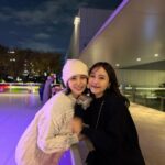Iroha Yanagi Instagram - #pr 📍絶対この冬行きたい！おすすめスポット📍 GINZA SIX 屋上スケートリンク ❄️Rooftop Star Skating Rink⛸に 姉妹で遊びに行ってきたよー♡ @ginzasix_official 今日、11月17日（金）〜2024年1月21日（日）までの 期間限定で登場するみたい🌨 久しぶりのスケートは最初ちょっと怖かったけど 氷じゃないリンクで安全だし転けても ビシャビシャにならないからめちゃいい☺️ ゆりな意外と上手で私のがぎこちなかった笑 りさこちゃんにも劇的に会えてこの表情🤍w 昔、銀座のランドマークだった 中銀カプセルタワービルをオマージュした カラフルなアートオブジェが どーんっとリンク中央に💎✨ クリエイティブスタジオYAR氏が プロデュースされてるそうで1Fのエントランスにも 中銀タワービルの一部がアートとなって 戻ってくるというロマンス溢れる演出が素敵だった、、！ お部屋内には当時の世界観をシティポップの レコードが並んでて現代風リスニングルームに🎼 そういえば、スケート中に流れてる曲も めっちゃエモかったけどそこも イメージされてたのかな？👏🏼😳 ぜひともBGMにも注目して滑ってみてほし〜！ お子さん連れだと4才から楽しめるみたいだよ🫶🏻 #ginzasix #ginzasixxme #rooftopstarskatingrink #屋上スケートリンク #銀座シックス #スケートリンク #スケート #お出かけスポット #冬の #中銀カプセルタワービル