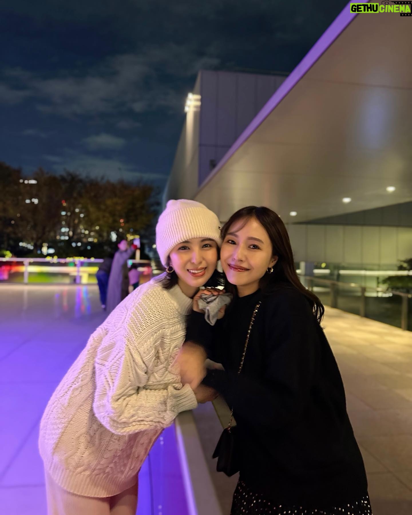 Iroha Yanagi Instagram - #pr 📍絶対この冬行きたい!おすすめスポット📍 GINZA SIX 屋上スケートリンク ❄️Rooftop Star Skating Rink⛸に 姉妹で遊びに行ってきたよー♡ @ginzasix_official 今日、11月17日(金)〜2024年1月21日(日)までの 期間限定で登場するみたい🌨 久しぶりのスケートは最初ちょっと怖かったけど 氷じゃないリンクで安全だし転けても ビシャビシャにならないからめちゃいい☺️ ゆりな意外と上手で私のがぎこちなかった笑 りさこちゃんにも劇的に会えてこの表情🤍w 昔、銀座のランドマークだった 中銀カプセルタワービルをオマージュした カラフルなアートオブジェが どーんっとリンク中央に💎✨ クリエイティブスタジオYAR氏が プロデュースされてるそうで1Fのエントランスにも 中銀タワービルの一部がアートとなって 戻ってくるというロマンス溢れる演出が素敵だった、、! お部屋内には当時の世界観をシティポップの レコードが並んでて現代風リスニングルームに🎼 そういえば、スケート中に流れてる曲も めっちゃエモかったけどそこも イメージされてたのかな?👏🏼😳 ぜひともBGMにも注目して滑ってみてほし〜! お子さん連れだと4才から楽しめるみたいだよ🫶🏻 #ginzasix #ginzasixxme #rooftopstarskatingrink #屋上スケートリンク #銀座シックス #スケートリンク #スケート #お出かけスポット #冬の #中銀カプセルタワービル