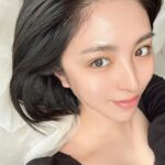 Iroha Yanagi Instagram - ⁡ 皮膚の専門家がつくった Dr. kubota @dr.akskincare 美容オタクirohaの 気になる使用感レポ🫶🏻 ⁡ 今回は、 「一切、水を使わない美容液」 注目のAKシリーズをご紹介します！ ⁡ 洗顔後、乾いた肌にまず使用したのは AKエッセンス。 100%美容成分でつくられてるから しっとり濃密なのに柔らかいテクスチャー🫧 気になる箇所にとんとんやさしく馴染ませてくと 一瞬で乾燥どっかいった！😳/// ⁡ このエッセンスすご。 ⁡ つづいて使用したのは 真珠一つ分🦪でなんと顔・首にのびるという 驚きのAKクリーム。 もっちりしたテクスチャーで 炎症をおさえてくれる作用や美白効果が 期待できるとか！ ⁡ 11月発売予定のAKローションも サンプルサイズで試してみたよ☺︎！ サラサラすぎずほんの少しとろみ感あって 手の甲にのせて動かしても流れず お肌にぴったり留まるほどの浸透力✨ 全体的にトーンがあがって 内側から光り輝く水光肌になれる💆🏻‍♀️ ⁡ どんなに塗りたくっても 翌朝、乾燥してるやないか！がいつもだったから 起きたときの肌のもちもち感には驚愕。 これはリピートして使っていきたいと実感した🤍 お値段は正直張っちゃうけど、 これだったら頑張ってでも使いたいなーって 思える納得の使用感でした✐☡