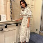 Iroha Yanagi Instagram - DMで質問多かったこちらの 友人結婚式にお呼ばれdressを紹介💎 私にとっては珍しく ガーリーなドレス🎀 白地にほんのり柄が入ってて 薄紫のベロア生地リボンが 可愛いくてお気に入り💜 胸元が上品に空いてて程よく素肌が見えるのが ポイント🫰🏻ˎˊ˗ 色違いでブラックもあって 大人な雰囲気で黒もかなり悩んだ〜 よくここのドレス着るけど デザインも着心地も本当どれも素晴らしい👏🏼 @leja__official 6日〜プレゼントキャンペーンやってるみたい👗 結婚式参列ドレスはもちろん、パーティーとか、 普段でも着用できそうなワンピースとか小物も 全部可愛いからみてみてね🤍 #結婚式お呼ばれ #結婚式コーデ #二次会ドレス #結婚式ヘアアレンジ #オケージョンドレス #ワンピースコーデ #ボブアレンジ #ボブヘアアレンジ #leja__official #dress