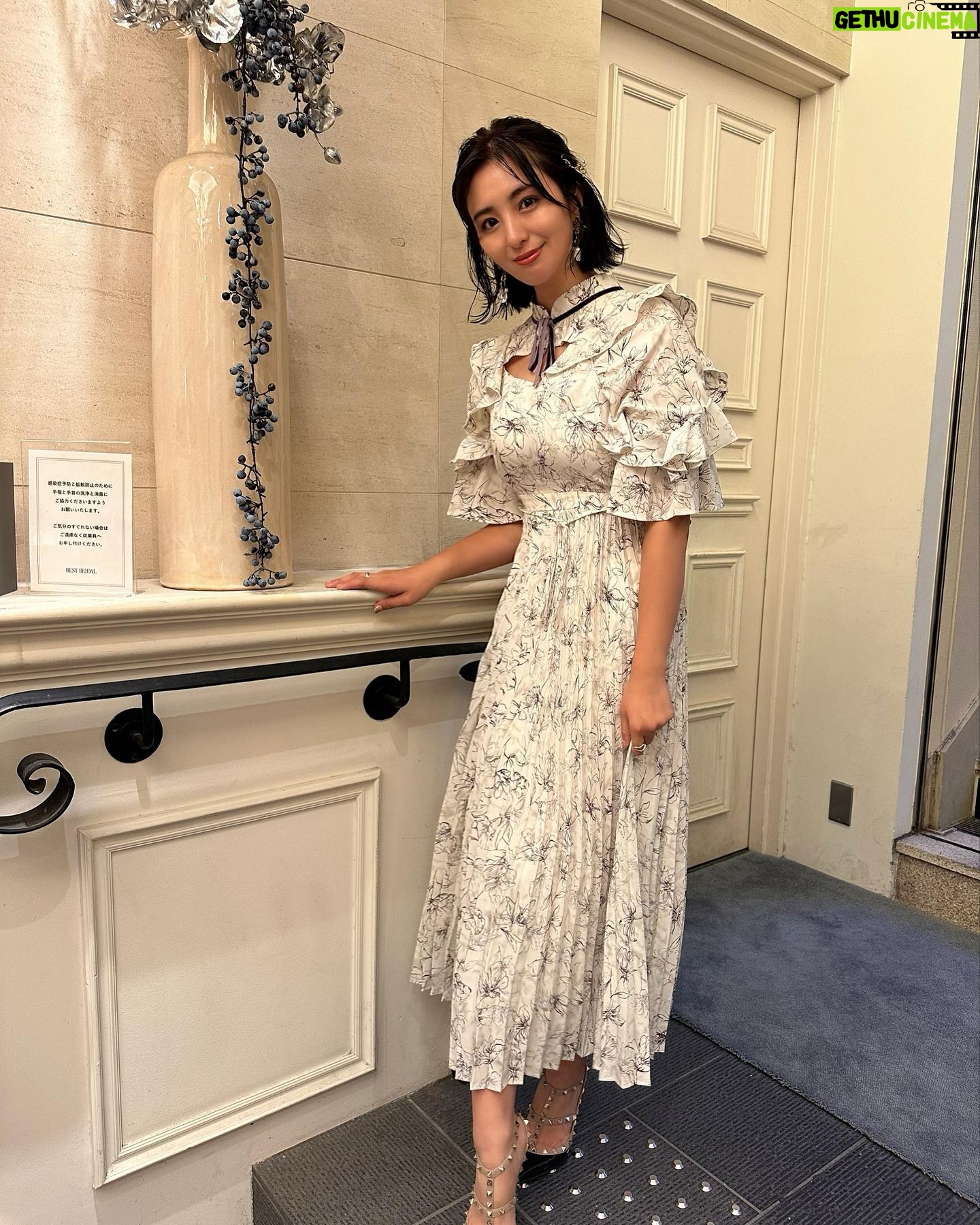 Iroha Yanagi - 816 Likes - DMで質問多かったこちらの
友人結婚式にお呼ばれdressを紹介💎
私にとっては珍しく
ガーリーなドレス🎀
白地にほんのり柄が入ってて
薄紫のベロア生地リボンが
可愛いくてお気に入り💜
胸元が上品に空いてて程よく素肌が見えるのが
ポイント🫰🏻ˎˊ˗
色違いでブラックもあって
大人な雰囲気で黒もかなり悩んだ〜
よくここのドレス着るけど
デザインも着心地も本当どれも素晴らしい👏🏼
@leja__official
6日〜プレゼントキャンペーンやってるみたい👗
結婚式参列ドレスはもちろん、パーティーとか、
普段でも着用できそうなワンピースとか小物も
全部可愛いからみてみてね🤍
#結婚式お呼ばれ #結婚式コーデ
#二次会ドレス #結婚式ヘアアレンジ
#オケージョンドレス #ワンピースコーデ
#ボブアレンジ #ボブヘアアレンジ #leja__official #dress