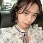 Iroha Yanagi Instagram - DMで質問多かったこちらの 友人結婚式にお呼ばれdressを紹介💎 私にとっては珍しく ガーリーなドレス🎀 白地にほんのり柄が入ってて 薄紫のベロア生地リボンが 可愛いくてお気に入り💜 胸元が上品に空いてて程よく素肌が見えるのが ポイント🫰🏻ˎˊ˗ 色違いでブラックもあって 大人な雰囲気で黒もかなり悩んだ〜 よくここのドレス着るけど デザインも着心地も本当どれも素晴らしい👏🏼 @leja__official 6日〜プレゼントキャンペーンやってるみたい👗 結婚式参列ドレスはもちろん、パーティーとか、 普段でも着用できそうなワンピースとか小物も 全部可愛いからみてみてね🤍 #結婚式お呼ばれ #結婚式コーデ #二次会ドレス #結婚式ヘアアレンジ #オケージョンドレス #ワンピースコーデ #ボブアレンジ #ボブヘアアレンジ #leja__official #dress