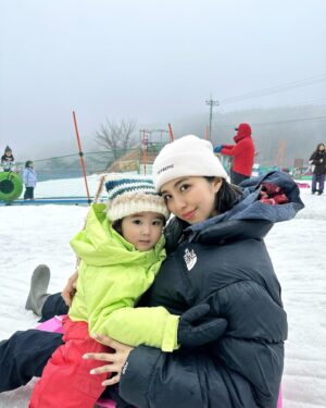 Iroha Yanagi Instagram - ❄️🌨☃️🛷

お友達家族とsled🤍

また来シーズン🙌🏻
#雪遊び #sukisuki #burton #群馬県 #ノルン水上スキー場