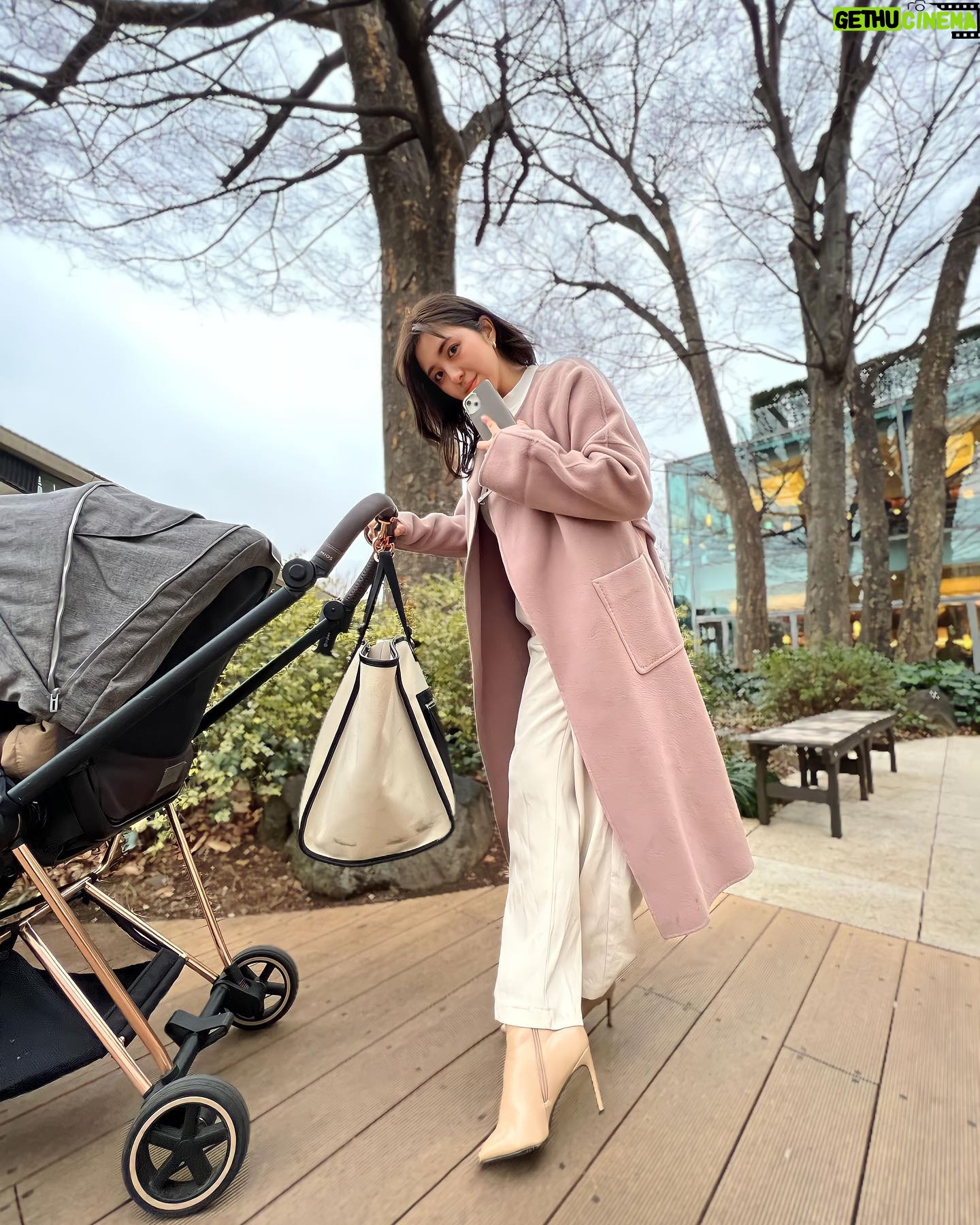 Iroha Yanagi - 668 Likes - ・
友達とよくいくカフェに
baby連れでお出かけ𖠚ᐝ
最近いろいろと新調して
お出かけするのが楽しい•ᴥ•♡
とくに共有したいのが
ストラップがついててカードも入るから
子育てシーンではとにかく大活躍の
iPhoneケース。
子供とお出かけするとき、
可愛い瞬間をすぐ写真に納めるのにも
さささっと構えれるから超便利🤳🏻 笑。
走り回る子供に夢中でスマホどこいった?!
もなくなった 。w
ぜひ子育て奮闘中のママさん達におすすめしたい🤍
前までちっちゃいミラーを持ち歩いてたけどなんと、
内側にミラー付き😳‼︎
軽いメイク直しもできるのも申し分なし。
ピンクのコート×グレージュの
コラボ可愛いくて好き♡
#女の子ママ #女の子ベビー
#1歳半 #1歳5ヶ月 #子育てママ
#お出かけグッズ #子連れ #子連れランチ
#カフェ巡り #お出かけコーデ
#大人カジュアル #30代ファッション
#30代コーデ #ママコーデ
#マザーズバッグ#solpresa
#cybex #ootd #maelyslouna
#unicase #unicasejp #iphoneケース
