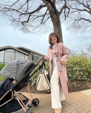 Iroha Yanagi Instagram - ・
⁡
友達とよくいくカフェに
baby連れでお出かけ𖠚ᐝ
⁡
最近いろいろと新調して
お出かけするのが楽しい•ᴥ•♡
⁡
とくに共有したいのが
ストラップがついててカードも入るから
子育てシーンではとにかく大活躍の
iPhoneケース。
⁡
子供とお出かけするとき、
可愛い瞬間をすぐ写真に納めるのにも
さささっと構えれるから超便利🤳🏻　笑。　
⁡
走り回る子供に夢中でスマホどこいった？！
もなくなった 。w
ぜひ子育て奮闘中のママさん達におすすめしたい⁡🤍
前までちっちゃいミラーを持ち歩いてたけどなんと、
内側にミラー付き😳‼︎
軽いメイク直しもできるのも申し分なし。
⁡
ピンクのコート×グレージュの
コラボ可愛いくて好き♡
⁡
#女の子ママ #女の子ベビー
#1歳半 #1歳5ヶ月 #子育てママ 
#お出かけグッズ  #子連れ #子連れランチ 
#カフェ巡り #お出かけコーデ 
#大人カジュアル #30代ファッション
#30代コーデ #ママコーデ 
#マザーズバッグ#solpresa 
#cybex #ootd  #maelyslouna
#unicase #unicasejp #iphoneケース