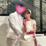 Iroha Yanagi Instagram - 𓆸𓂃𓈒𓏸𓇬˙◌𓆺𓊮⋆꙳𓂅𓏸𓈒 この間の日曜日、 月一よく集まる仲良しメンバーの結婚式に👰🏻‍♀️🤵🏻 幼馴染と結婚とか夢のようなラブストーリーで..💕 とってもお似合いのふたりでした🫶🏻 誰からも好かれる愛嬌たっぷりでノリの良い ふたりだからこそのみんな笑顔の結婚式でした💍 目指すのは〝クレヨンしんちゃんみたいな家庭〟 らしくって素敵だった✨ ドレス姿可愛すぎて リアルプリンセスだったな〜🏰🤍 会場もめぇたんらしい可愛い装飾に包まれてました💐 大切な友達の門出をひとりずつ送り出せて幸せ🥺✨ これからも皆んなでいろんな感情共有して 励ましあえる友達でいようね☺️ 𓆸𓂃𓈒𓏸𓇬˙◌𓆺𓊮⋆꙳𓂅𓏸𓈒
