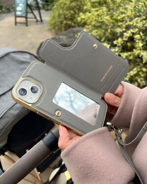Iroha Yanagi Instagram - ・
⁡
友達とよくいくカフェに
baby連れでお出かけ𖠚ᐝ
⁡
最近いろいろと新調して
お出かけするのが楽しい•ᴥ•♡
⁡
とくに共有したいのが
ストラップがついててカードも入るから
子育てシーンではとにかく大活躍の
iPhoneケース。
⁡
子供とお出かけするとき、
可愛い瞬間をすぐ写真に納めるのにも
さささっと構えれるから超便利🤳🏻　笑。　
⁡
走り回る子供に夢中でスマホどこいった？！
もなくなった 。w
ぜひ子育て奮闘中のママさん達におすすめしたい⁡🤍
前までちっちゃいミラーを持ち歩いてたけどなんと、
内側にミラー付き😳‼︎
軽いメイク直しもできるのも申し分なし。
⁡
ピンクのコート×グレージュの
コラボ可愛いくて好き♡
⁡
#女の子ママ #女の子ベビー
#1歳半 #1歳5ヶ月 #子育てママ 
#お出かけグッズ  #子連れ #子連れランチ 
#カフェ巡り #お出かけコーデ 
#大人カジュアル #30代ファッション
#30代コーデ #ママコーデ 
#マザーズバッグ#solpresa 
#cybex #ootd  #maelyslouna
#unicase #unicasejp #iphoneケース
