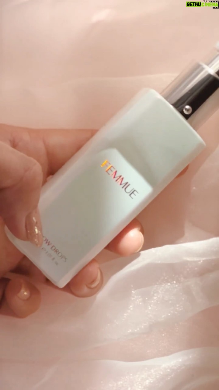 Iroha Yanagi Instagram - ・ リニューアル新発売の FEMMUEベストセラー美容液 〝グロウドロップス〟の使用感レポ🤍🫧 ワンプッシュ(1円玉サイズ)でも 柔らかくて伸びがいいし サラサラなんだけど程よいとろみ感👏🏼 なんといっても香りに癒される〜🪷 お肌の保水に必要不可欠な ヒアルロン酸にセラミド成分と それに加えてハーブ、ウッド、フラワー、シトラスなどの 精油が配合された水分も油分も しっかりと感じられるリッチなテクスチャー🧖🏼♀️ ぐんぐん肌に浸透して内側から発光してくれたよ! 朝晩欠かさず使って水光肌目指そう🧏🏻♀️ #femmue #グロウドロップス #使ってみた #レポ #スキンケア #スキンケアマニア #スキンケア用品 #コスメレポ #スキンケアレポ #バリア機能 #ヒアルロン酸 #セラミド #美容液マニア #ブルーエマルジョンテクノロジー #水光肌 #30代スキンケア #美容レポ