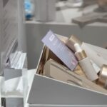 Iroha Yanagi Instagram - ・ 上野なつひちゃんがディレクターしてる @reu_beauty POP UP STOREに遊びにいってきました🤍｡*ﾟ 📍ISETAN Shinjyuku すべて冷蔵保存の生化粧品で どれも気になってたブランド。 スキンケア好きにはたまらなかった👏🏼 POP UP先行販売してた〝ヒト幹〟水光ニードル美容液は 天然マイクロニードルが入っててお肌の内部まで 幹細胞培養上清液を届けてくれるという 水光肌目指したい方必見の美容液も。 あたしはなつひちゃんにヒアリングしてもらったところ 乾燥で困ってるということ伝えるとブースターセラム美容液を おすすめしてもらいましたˎˊ˗ めぇたんお誘いありがとー☺️🎀 #reu #スキンケア #ヒト幹細胞 #美容液 #生化粧品