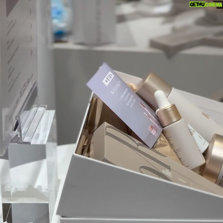 Iroha Yanagi Instagram - ・ 上野なつひちゃんがディレクターしてる @reu_beauty POP UP STOREに遊びにいってきました🤍。*゚ 📍ISETAN Shinjyuku すべて冷蔵保存の生化粧品で どれも気になってたブランド。 スキンケア好きにはたまらなかった👏🏼 POP UP先行販売してた〝ヒト幹〟水光ニードル美容液は 天然マイクロニードルが入っててお肌の内部まで 幹細胞培養上清液を届けてくれるという 水光肌目指したい方必見の美容液も。 あたしはなつひちゃんにヒアリングしてもらったところ 乾燥で困ってるということ伝えるとブースターセラム美容液を おすすめしてもらいましたˎˊ˗ めぇたんお誘いありがとー☺️🎀 #reu #スキンケア #ヒト幹細胞 #美容液 #生化粧品