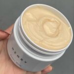 Iroha Yanagi Instagram - ◯𓐍𓂃𓂂𓏸◌ ◯𓐍𓂃𓂂𓏸◌ ◯𓐍𓂃𓂂𓏸◌ ⁡ この間ヘアメイクさんに 髪こんなにサラサラしてたっ？って褒められた ヘアケアラインナップを紹介🧖🏽‍♀️ ⁡ かなりお気に入りのREPAIR MASK。 忙しい自宅ででも週2、3回の集中ケアで サロンでやってもらうトリートメント後 みたいにさらっさらになるし 髪もまとまりやすくなるから 完全にこのトリートメントのおかげだと思う𓋪 　 そんなサロンと日常けの垣根を 無くしたいという思いから 商品開発されている @henry__official__ から新登場の REPAIR SHAMPOO＆TREATMENT も愛用し始めたよー🧴🫧 シャンプーはワンプッシュで メレンゲみたいなもっちりとしてて 泡立ちが、、😳!! もお最高っ♡ トリートメントはカラーリングの退色を 抑えて栄養成分を補ってくれんだそう😌 香りがまたラグジュアリーで、、👏🏼 寝てる時にふわっと薫って そこもまた推したいポイント笑 ⁡ 私はもともと硬めのしっかりした 髪質だったからパサつきが気になってたけど ここのを使い出して柔らかな指通り良い髪質になれた🥹 最近いろんな人におすすめしてる気がする✔︎ ⁡ 他にもヘアケアオイルにヘアバームも スリムでコンパクトサイズだから 旅先でも使いやすかったー！ ボトルデザインもシンプルで超好み。 母の日とか友人プレゼントにも すごく喜ばれそうだから 早速プレゼントしてみよっかな🙌🏻 ◯𓐍𓂃𓂂𓏸◌ ◯𓐍𓂃𓂂𓏸◌ ◯𓐍𓂃𓂂𓏸◌ ⁡ #henry #ヘアケア#ヘアケア用品 #艶髪 #サロン品質 #ダメージ補修