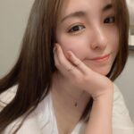 Iroha Yanagi Instagram - ◯𓐍𓂃𓂂𓏸◌ ◯𓐍𓂃𓂂𓏸◌ ◯𓐍𓂃𓂂𓏸◌ ⁡ この間ヘアメイクさんに 髪こんなにサラサラしてたっ？って褒められた ヘアケアラインナップを紹介🧖🏽‍♀️ ⁡ かなりお気に入りのREPAIR MASK。 忙しい自宅ででも週2、3回の集中ケアで サロンでやってもらうトリートメント後 みたいにさらっさらになるし 髪もまとまりやすくなるから 完全にこのトリートメントのおかげだと思う𓋪 　 そんなサロンと日常けの垣根を 無くしたいという思いから 商品開発されている @henry__official__ から新登場の REPAIR SHAMPOO＆TREATMENT も愛用し始めたよー🧴🫧 シャンプーはワンプッシュで メレンゲみたいなもっちりとしてて 泡立ちが、、😳!! もお最高っ♡ トリートメントはカラーリングの退色を 抑えて栄養成分を補ってくれんだそう😌 香りがまたラグジュアリーで、、👏🏼 寝てる時にふわっと薫って そこもまた推したいポイント笑 ⁡ 私はもともと硬めのしっかりした 髪質だったからパサつきが気になってたけど ここのを使い出して柔らかな指通り良い髪質になれた🥹 最近いろんな人におすすめしてる気がする✔︎ ⁡ 他にもヘアケアオイルにヘアバームも スリムでコンパクトサイズだから 旅先でも使いやすかったー！ ボトルデザインもシンプルで超好み。 母の日とか友人プレゼントにも すごく喜ばれそうだから 早速プレゼントしてみよっかな🙌🏻 ◯𓐍𓂃𓂂𓏸◌ ◯𓐍𓂃𓂂𓏸◌ ◯𓐍𓂃𓂂𓏸◌ ⁡ #henry #ヘアケア#ヘアケア用品 #艶髪 #サロン品質 #ダメージ補修