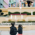 Iroha Yanagi Instagram – ・
またもやDisney投稿。笑
初めてのワンオペディズニー🎢
昔レギュラー番組一緒だった
@fujikana0219 親子がお誘いしてくれたよ😉
午前中は☔︎で寒かったけど
雨でよかった!って思ったのが雨の日限定で
ゲート内に普段いなさそうなキャラがぞくぞくといて
写真撮らせてもらえたり手を繋いで歩いてくれたり
そこはすごい雨でよかったなっておもった♥️
2歳児でうろちょろする時期だし
並んだりする時間とか寝んねのタイミングを
計らうのが大変ではあったけど
想像以上の笑顔と1歳のときに連れてきたDisneyと
興味の湧き方が全然違って頑張ってつれてきた甲斐が
本当にあったなー💭っと。
たくさんのキャラとハグできて実際に会ったからか
帰ってきてからもディズニー好きに🥰
そろそろアンパンマン好きから
ミッキーミニーに移行してくれまいか?
(ママがDisney育ちなので単なるママの願望w)
昔、あたしもディズニー来た時にやった
横顔の切り絵フレームがどうしてもしたくって
朝イチだと40分待ちで断念🥹
でも帰りパレード終わったくらい狙うと
ガラガラで並ばずすぐに切り絵成功!!
これ¥4000ちょいくらいで思い出にずっと残るし
なによりフレーム、キャラクターが選べれて
インテリアに超おしゃれだからディズニー行く人に激推ししたい笑
ディズニー=アトラクションって思っちゃうけど
魅力は乗り物だけじゃないのよね〜😌
また近々行く予定笑♥️
ふじかな素敵な写真&誘ってくれてありがとー👏🏼
#子連れディズニー #親子ディズニー #40周年ディズニー
#ミニーオーミニー #ミニーちゃん #2歳児ママ
#女の子ママ #ディズニーランド