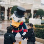 Iroha Yanagi Instagram – ・
またもやDisney投稿。笑

初めてのワンオペディズニー🎢　
昔レギュラー番組一緒だった
@fujikana0219 親子がお誘いしてくれたよ😉
午前中は☔︎で寒かったけど
雨でよかった！って思ったのが雨の日限定で
ゲート内に普段いなさそうなキャラがぞくぞくといて
写真撮らせてもらえたり手を繋いで歩いてくれたり
そこはすごい雨でよかったなっておもった♥️

2歳児でうろちょろする時期だし
並んだりする時間とか寝んねのタイミングを
計らうのが大変ではあったけど
想像以上の笑顔と1歳のときに連れてきたDisneyと
興味の湧き方が全然違って頑張ってつれてきた甲斐が
本当にあったなー💭っと。

たくさんのキャラとハグできて実際に会ったからか
帰ってきてからもディズニー好きに🥰
そろそろアンパンマン好きから
ミッキーミニーに移行してくれまいか？
(ママがDisney育ちなので単なるママの願望w)

昔、あたしもディズニー来た時にやった
横顔の切り絵フレームがどうしてもしたくって
朝イチだと40分待ちで断念🥹
でも帰りパレード終わったくらい狙うと
ガラガラで並ばずすぐに切り絵成功！！
これ¥4000ちょいくらいで思い出にずっと残るし
なによりフレーム、キャラクターが選べれて
インテリアに超おしゃれだからディズニー行く人に激推ししたい笑

ディズニー＝アトラクションって思っちゃうけど
魅力は乗り物だけじゃないのよね〜😌

また近々行く予定笑♥️
ふじかな素敵な写真&誘ってくれてありがとー👏🏼

#子連れディズニー #親子ディズニー #40周年ディズニー 
#ミニーオーミニー #ミニーちゃん #2歳児ママ 
#女の子ママ #ディズニーランド