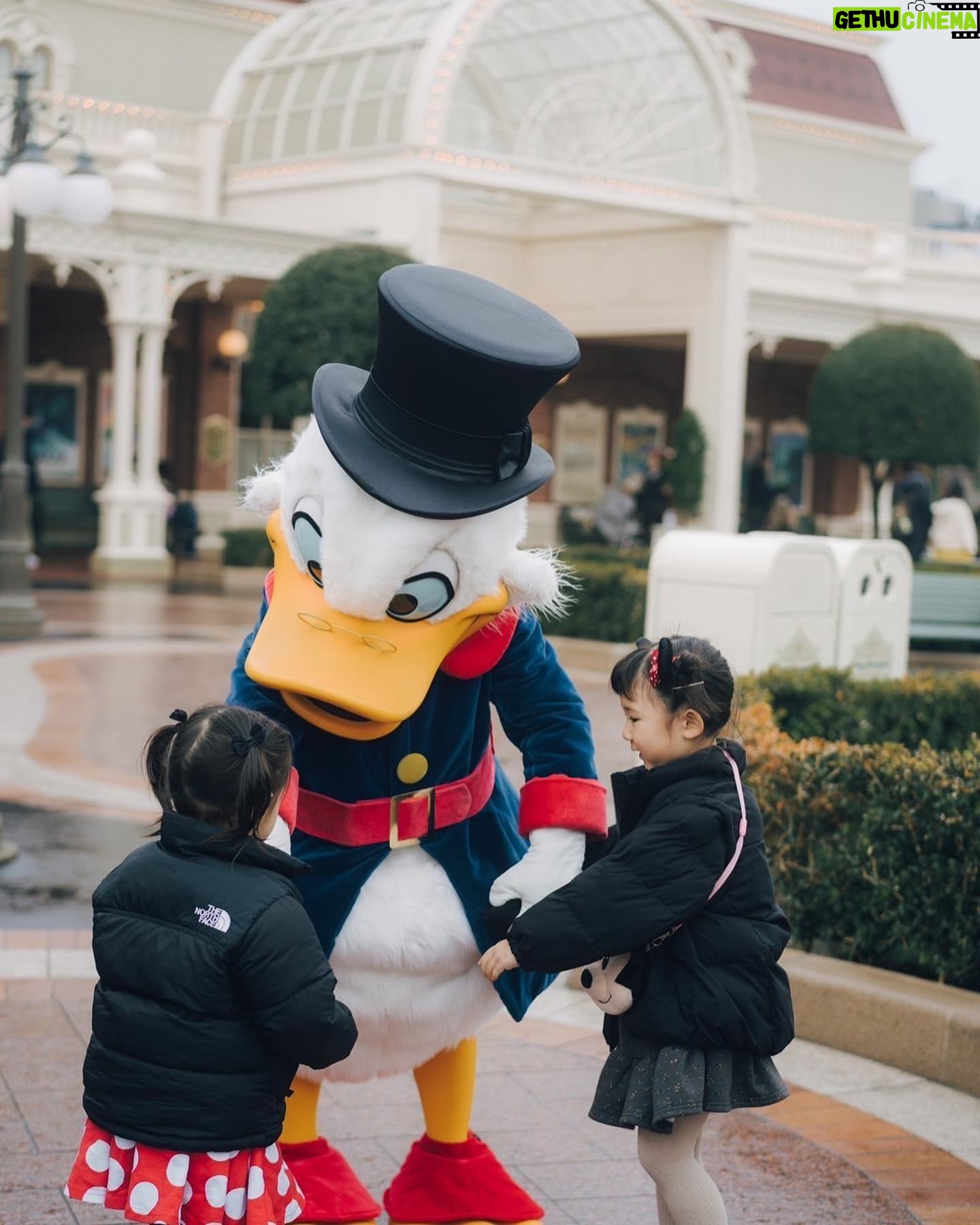 Iroha Yanagi Instagram - ・ またもやDisney投稿。笑 初めてのワンオペディズニー🎢 昔レギュラー番組一緒だった @fujikana0219 親子がお誘いしてくれたよ😉 午前中は☔︎で寒かったけど 雨でよかった!って思ったのが雨の日限定で ゲート内に普段いなさそうなキャラがぞくぞくといて 写真撮らせてもらえたり手を繋いで歩いてくれたり そこはすごい雨でよかったなっておもった♥️ 2歳児でうろちょろする時期だし 並んだりする時間とか寝んねのタイミングを 計らうのが大変ではあったけど 想像以上の笑顔と1歳のときに連れてきたDisneyと 興味の湧き方が全然違って頑張ってつれてきた甲斐が 本当にあったなー💭っと。 たくさんのキャラとハグできて実際に会ったからか 帰ってきてからもディズニー好きに🥰 そろそろアンパンマン好きから ミッキーミニーに移行してくれまいか? (ママがDisney育ちなので単なるママの願望w) 昔、あたしもディズニー来た時にやった 横顔の切り絵フレームがどうしてもしたくって 朝イチだと40分待ちで断念🥹 でも帰りパレード終わったくらい狙うと ガラガラで並ばずすぐに切り絵成功!! これ¥4000ちょいくらいで思い出にずっと残るし なによりフレーム、キャラクターが選べれて インテリアに超おしゃれだからディズニー行く人に激推ししたい笑 ディズニー=アトラクションって思っちゃうけど 魅力は乗り物だけじゃないのよね〜😌 また近々行く予定笑♥️ ふじかな素敵な写真&誘ってくれてありがとー👏🏼 #子連れディズニー #親子ディズニー #40周年ディズニー #ミニーオーミニー #ミニーちゃん #2歳児ママ #女の子ママ #ディズニーランド