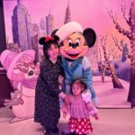 Iroha Yanagi Instagram – ・
またもやDisney投稿。笑

初めてのワンオペディズニー🎢　
昔レギュラー番組一緒だった
@fujikana0219 親子がお誘いしてくれたよ😉
午前中は☔︎で寒かったけど
雨でよかった！って思ったのが雨の日限定で
ゲート内に普段いなさそうなキャラがぞくぞくといて
写真撮らせてもらえたり手を繋いで歩いてくれたり
そこはすごい雨でよかったなっておもった♥️

2歳児でうろちょろする時期だし
並んだりする時間とか寝んねのタイミングを
計らうのが大変ではあったけど
想像以上の笑顔と1歳のときに連れてきたDisneyと
興味の湧き方が全然違って頑張ってつれてきた甲斐が
本当にあったなー💭っと。

たくさんのキャラとハグできて実際に会ったからか
帰ってきてからもディズニー好きに🥰
そろそろアンパンマン好きから
ミッキーミニーに移行してくれまいか？
(ママがDisney育ちなので単なるママの願望w)

昔、あたしもディズニー来た時にやった
横顔の切り絵フレームがどうしてもしたくって
朝イチだと40分待ちで断念🥹
でも帰りパレード終わったくらい狙うと
ガラガラで並ばずすぐに切り絵成功！！
これ¥4000ちょいくらいで思い出にずっと残るし
なによりフレーム、キャラクターが選べれて
インテリアに超おしゃれだからディズニー行く人に激推ししたい笑

ディズニー＝アトラクションって思っちゃうけど
魅力は乗り物だけじゃないのよね〜😌

また近々行く予定笑♥️
ふじかな素敵な写真&誘ってくれてありがとー👏🏼

#子連れディズニー #親子ディズニー #40周年ディズニー 
#ミニーオーミニー #ミニーちゃん #2歳児ママ 
#女の子ママ #ディズニーランド