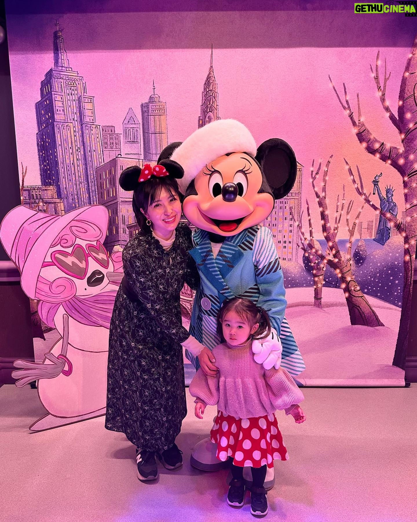 Iroha Yanagi Instagram - ・ またもやDisney投稿。笑 初めてのワンオペディズニー🎢 昔レギュラー番組一緒だった @fujikana0219 親子がお誘いしてくれたよ😉 午前中は☔︎で寒かったけど 雨でよかった!って思ったのが雨の日限定で ゲート内に普段いなさそうなキャラがぞくぞくといて 写真撮らせてもらえたり手を繋いで歩いてくれたり そこはすごい雨でよかったなっておもった♥️ 2歳児でうろちょろする時期だし 並んだりする時間とか寝んねのタイミングを 計らうのが大変ではあったけど 想像以上の笑顔と1歳のときに連れてきたDisneyと 興味の湧き方が全然違って頑張ってつれてきた甲斐が 本当にあったなー💭っと。 たくさんのキャラとハグできて実際に会ったからか 帰ってきてからもディズニー好きに🥰 そろそろアンパンマン好きから ミッキーミニーに移行してくれまいか? (ママがDisney育ちなので単なるママの願望w) 昔、あたしもディズニー来た時にやった 横顔の切り絵フレームがどうしてもしたくって 朝イチだと40分待ちで断念🥹 でも帰りパレード終わったくらい狙うと ガラガラで並ばずすぐに切り絵成功!! これ¥4000ちょいくらいで思い出にずっと残るし なによりフレーム、キャラクターが選べれて インテリアに超おしゃれだからディズニー行く人に激推ししたい笑 ディズニー=アトラクションって思っちゃうけど 魅力は乗り物だけじゃないのよね〜😌 また近々行く予定笑♥️ ふじかな素敵な写真&誘ってくれてありがとー👏🏼 #子連れディズニー #親子ディズニー #40周年ディズニー #ミニーオーミニー #ミニーちゃん #2歳児ママ #女の子ママ #ディズニーランド