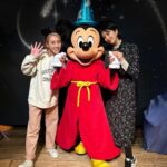 Iroha Yanagi Instagram – ・
またもやDisney投稿。笑

初めてのワンオペディズニー🎢　
昔レギュラー番組一緒だった
@fujikana0219 親子がお誘いしてくれたよ😉
午前中は☔︎で寒かったけど
雨でよかった！って思ったのが雨の日限定で
ゲート内に普段いなさそうなキャラがぞくぞくといて
写真撮らせてもらえたり手を繋いで歩いてくれたり
そこはすごい雨でよかったなっておもった♥️

2歳児でうろちょろする時期だし
並んだりする時間とか寝んねのタイミングを
計らうのが大変ではあったけど
想像以上の笑顔と1歳のときに連れてきたDisneyと
興味の湧き方が全然違って頑張ってつれてきた甲斐が
本当にあったなー💭っと。

たくさんのキャラとハグできて実際に会ったからか
帰ってきてからもディズニー好きに🥰
そろそろアンパンマン好きから
ミッキーミニーに移行してくれまいか？
(ママがDisney育ちなので単なるママの願望w)

昔、あたしもディズニー来た時にやった
横顔の切り絵フレームがどうしてもしたくって
朝イチだと40分待ちで断念🥹
でも帰りパレード終わったくらい狙うと
ガラガラで並ばずすぐに切り絵成功！！
これ¥4000ちょいくらいで思い出にずっと残るし
なによりフレーム、キャラクターが選べれて
インテリアに超おしゃれだからディズニー行く人に激推ししたい笑

ディズニー＝アトラクションって思っちゃうけど
魅力は乗り物だけじゃないのよね〜😌

また近々行く予定笑♥️
ふじかな素敵な写真&誘ってくれてありがとー👏🏼

#子連れディズニー #親子ディズニー #40周年ディズニー 
#ミニーオーミニー #ミニーちゃん #2歳児ママ 
#女の子ママ #ディズニーランド
