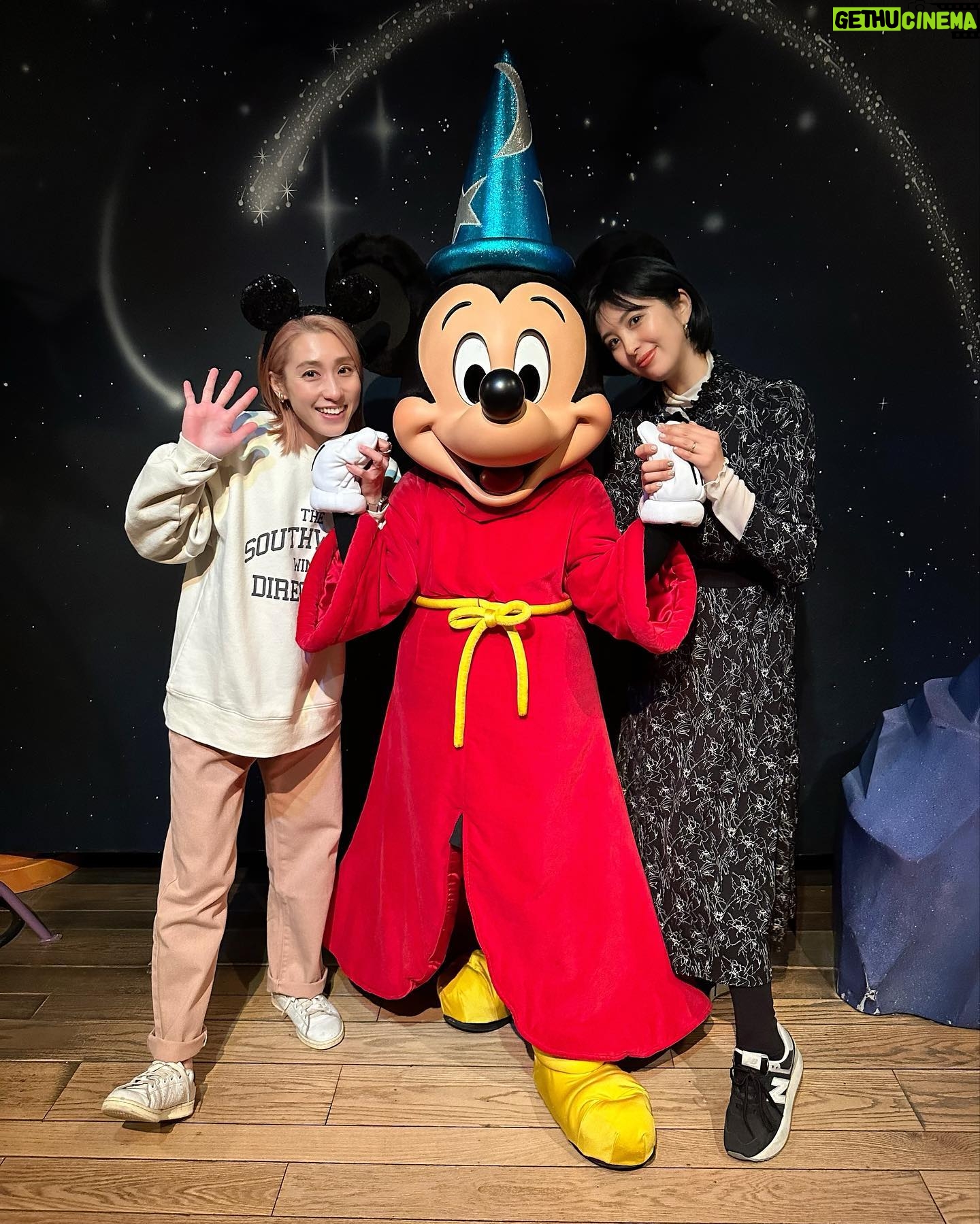 Iroha Yanagi Instagram - ・ またもやDisney投稿。笑 初めてのワンオペディズニー🎢 昔レギュラー番組一緒だった @fujikana0219 親子がお誘いしてくれたよ😉 午前中は☔︎で寒かったけど 雨でよかった!って思ったのが雨の日限定で ゲート内に普段いなさそうなキャラがぞくぞくといて 写真撮らせてもらえたり手を繋いで歩いてくれたり そこはすごい雨でよかったなっておもった♥️ 2歳児でうろちょろする時期だし 並んだりする時間とか寝んねのタイミングを 計らうのが大変ではあったけど 想像以上の笑顔と1歳のときに連れてきたDisneyと 興味の湧き方が全然違って頑張ってつれてきた甲斐が 本当にあったなー💭っと。 たくさんのキャラとハグできて実際に会ったからか 帰ってきてからもディズニー好きに🥰 そろそろアンパンマン好きから ミッキーミニーに移行してくれまいか? (ママがDisney育ちなので単なるママの願望w) 昔、あたしもディズニー来た時にやった 横顔の切り絵フレームがどうしてもしたくって 朝イチだと40分待ちで断念🥹 でも帰りパレード終わったくらい狙うと ガラガラで並ばずすぐに切り絵成功!! これ¥4000ちょいくらいで思い出にずっと残るし なによりフレーム、キャラクターが選べれて インテリアに超おしゃれだからディズニー行く人に激推ししたい笑 ディズニー=アトラクションって思っちゃうけど 魅力は乗り物だけじゃないのよね〜😌 また近々行く予定笑♥️ ふじかな素敵な写真&誘ってくれてありがとー👏🏼 #子連れディズニー #親子ディズニー #40周年ディズニー #ミニーオーミニー #ミニーちゃん #2歳児ママ #女の子ママ #ディズニーランド