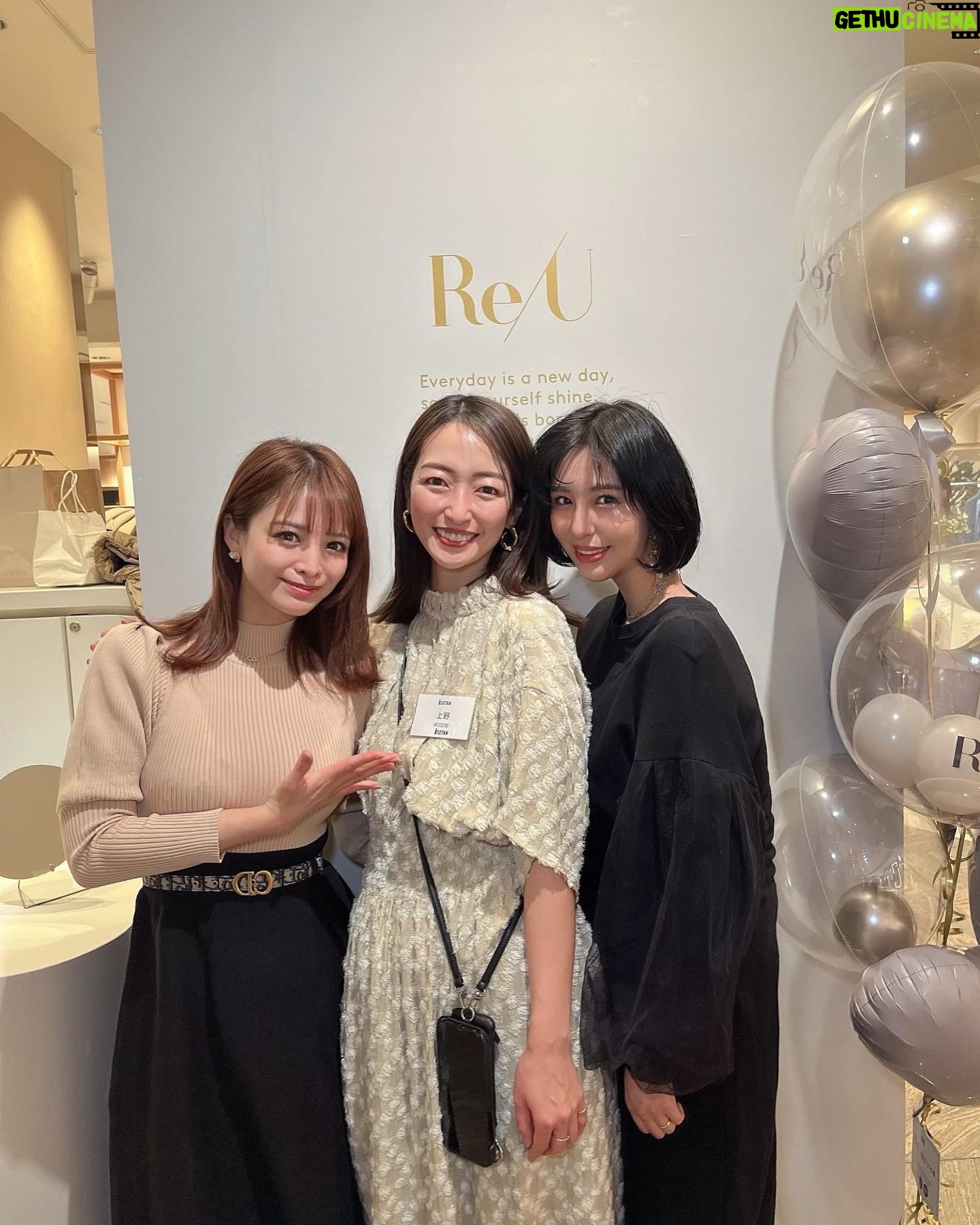 Iroha Yanagi Instagram - ・ 上野なつひちゃんがディレクターしてる @reu_beauty POP UP STOREに遊びにいってきました🤍。*゚ 📍ISETAN Shinjyuku すべて冷蔵保存の生化粧品で どれも気になってたブランド。 スキンケア好きにはたまらなかった👏🏼 POP UP先行販売してた〝ヒト幹〟水光ニードル美容液は 天然マイクロニードルが入っててお肌の内部まで 幹細胞培養上清液を届けてくれるという 水光肌目指したい方必見の美容液も。 あたしはなつひちゃんにヒアリングしてもらったところ 乾燥で困ってるということ伝えるとブースターセラム美容液を おすすめしてもらいましたˎˊ˗ めぇたんお誘いありがとー☺️🎀 #reu #スキンケア #ヒト幹細胞 #美容液 #生化粧品