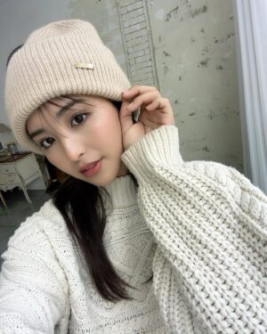 Iroha Yanagi Instagram - ・
❄︎ ◌𓈒𓏸⛄️

秋も通り越して
いち早く冬先取りした日。

@cashmere.organic 
ニット帽の撮影🧣
カシミヤの手触りにほっこり🐏 𓈒𓏸
3つ違うデザイン被ってみた♪
素材が上質なのはもちろんいいし、
大人なカラバリが嬉しい。

前髪なし、シースルーにしたり
メイクもリップの色味チェンジ
するだけで全然見え方が違って良い◎
@ban1331 💄thank u.

#gobi #cashmere #ニット帽 #ニット帽コーデ 
#ニット帽女子 #カシミヤ #ストール #マフラー #撮影 
#冬コーデ #あったかグッズ