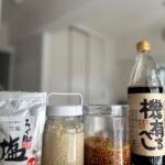 Iroha Yanagi Instagram - ・ 今年は腸活・美肌を目指すぞー！という目標に 先駆けてまずは　〝自家製麹〟を。 材料 ー塩麹ー 乾燥米麹 塩 水 ー醤油麹ー 乾燥米麹 醤油 以上。笑 これらを計る、混ぜるだけ。 ぱぱぱっと10分程度で手軽に 仕込めちゃうのがすごいよねー これで毎日1回かき混ぜて10日ほど経てば 美味しい自家製麹が完成するよ🌱 シンプルな材料だけに、 使う米麹、塩や醤油、お水はこだわりのものを 厳選して作りましたー🫙👩🏻‍🍳 できあがりが楽しみっ🤍 お肉やお魚に漬け込んだりはもちろん 生野菜にかけたりそれだけじゃなく 麹レシピにも無限にあって わくわくする！ #自家製麹 #自家製塩麹 #自家製醤油麹 #塩麹 #醤油麹 #麹レシピ #腸活 #美肌レシピ #ろく助塩 #ときあるべし #国産有機醤油