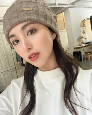 Iroha Yanagi Instagram - ・
❄︎ ◌𓈒𓏸⛄️

秋も通り越して
いち早く冬先取りした日。

@cashmere.organic 
ニット帽の撮影🧣
カシミヤの手触りにほっこり🐏 𓈒𓏸
3つ違うデザイン被ってみた♪
素材が上質なのはもちろんいいし、
大人なカラバリが嬉しい。

前髪なし、シースルーにしたり
メイクもリップの色味チェンジ
するだけで全然見え方が違って良い◎
@ban1331 💄thank u.

#gobi #cashmere #ニット帽 #ニット帽コーデ 
#ニット帽女子 #カシミヤ #ストール #マフラー #撮影 
#冬コーデ #あったかグッズ
