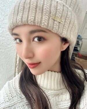 Iroha Yanagi Instagram - ・
❄︎ ◌𓈒𓏸⛄️

秋も通り越して
いち早く冬先取りした日。

@cashmere.organic 
ニット帽の撮影🧣
カシミヤの手触りにほっこり🐏 𓈒𓏸
3つ違うデザイン被ってみた♪
素材が上質なのはもちろんいいし、
大人なカラバリが嬉しい。

前髪なし、シースルーにしたり
メイクもリップの色味チェンジ
するだけで全然見え方が違って良い◎
@ban1331 💄thank u.

#gobi #cashmere #ニット帽 #ニット帽コーデ 
#ニット帽女子 #カシミヤ #ストール #マフラー #撮影 
#冬コーデ #あったかグッズ