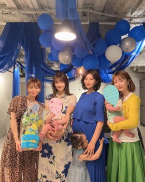 Iroha Yanagi Instagram - 𓊱꙳⋆𓇼☄︎𓐍◌𓂂✴︎𓂃𓊯𓈒𓏸
⁡
🍬💙𝘉𝘢𝘣𝘺 𝘴𝘩𝘰𝘸𝘦𝘳💙🎂
⁡
いつめんがあたしとbabyへ
ベビーシャワーを
計画してくれました🫧
ずっと楽しみにしてた𓈒𓏸🥹
⁡
もう妊娠報告やらこの写真とかで
性別はすでにお気づきでしょうが
〝𝗕𝗢𝗬〟です👶🏻。
(出てくるまでは分からんが
今のところしっかり🍌ついてるよ)

まさかまさか男の子ママに
自分がなるとわ感慨深い🤔

海のような青い空間で幸せだったなー🐚
👧🏻もあたしもブルーコーデで向かいました👗
でも送られてきたドレスコードの
イメージ写真がバブリーな感じで笑った。
みんなやり切れてなくて伝わらないが
一応テーマは派手コーデw
料理も美味しかったー🍽✨
⁡
みんな育児だったりで忙しいのに
いろいろ考えてくれたのだと思うと感動🥲
ありがとう👏🏼
3年ぶりの出産にちょと怯えていたのだけど
みんなのおかげで勇気でました☺️🤍

周りに同い年babyが多くて楽しみだし
いろいろ共有できるから嬉しい🍼

𓊱꙳⋆𓇼☄︎𓐍◌𓂂✴︎𓂃𓊯𓈒𓏸

#ベビーシャワー #出産祝い 
#令和6年ベビー #6月生まれベビー 
#男の子ママ #2児ママ