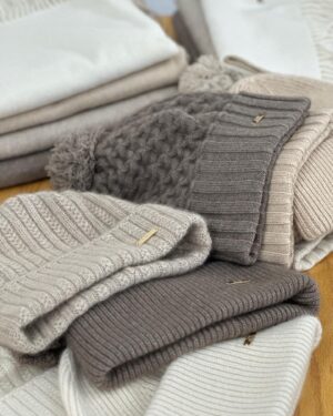 Iroha Yanagi Instagram - ・
❄︎ ◌𓈒𓏸⛄️

秋も通り越して
いち早く冬先取りした日。

@cashmere.organic 
ニット帽の撮影🧣
カシミヤの手触りにほっこり🐏 𓈒𓏸
3つ違うデザイン被ってみた♪
素材が上質なのはもちろんいいし、
大人なカラバリが嬉しい。

前髪なし、シースルーにしたり
メイクもリップの色味チェンジ
するだけで全然見え方が違って良い◎
@ban1331 💄thank u.

#gobi #cashmere #ニット帽 #ニット帽コーデ 
#ニット帽女子 #カシミヤ #ストール #マフラー #撮影 
#冬コーデ #あったかグッズ