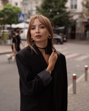 Iryna Soponaru Instagram - Як ви могли помітити - я повернулась 🤍

Вже тиждень, як ви регулярно бачите мене в сторіз. І тиждень, як даєте мені поради та ділитесь своєю думкою (ціную, люблю). Попереду в нас із вами багато цікавого: зйомки в нових проєктах, важливі збори, підготовка до нашого весілля. 

Тому my dear followers, дякую що залишаєтесь, бо нам ще з вами сукню обирати, та і локація досі під питанням🥲

А поки, користуючись моментом, давайте станемо ще ближче один до одного, напишіть будь-ласка під цим постом - з якого ви міста?