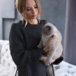 Iryna Soponaru Instagram - Наш Мафін з Маріуполя🐈 На днях я показала в сторіз Мафіна і здивувалась - мало хто знав, що він переселенець. Так, наш котик живе із нами тільки рік. Але скажу чесно, він наш «подорожник для душі». Ми його дуууже любимо і з тих пір, як він зʼявився в нашому домі «наче святі хату перелетіли») Я допомагаю декільком притулкам/волонтерам. Знаю, що не всі мають можливість допомогти якось глобально. Але повірте, в вас точно є шанс врятувати життя одній тварині та знайти свого друга. Якщо колись міркували про тваринку, закликаю - адопьте з притулків. Наразі велика кількість покинутих тварин через війну. Бажаю всім «метчей» зі своїми улюбленцями🤍