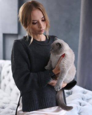 Iryna Soponaru Instagram - Наш Мафін з Маріуполя🐈

На днях я показала в сторіз Мафіна і здивувалась - мало хто знав, що він переселенець. Так, наш котик живе із нами тільки рік. Але скажу чесно, він наш «подорожник для душі». 
Ми його дуууже любимо і з тих пір, як він зʼявився в нашому домі «наче святі хату перелетіли»)

Я допомагаю декільком притулкам/волонтерам. Знаю, що не всі мають можливість допомогти якось глобально. Але повірте, в вас точно є шанс врятувати життя одній  тварині та знайти свого друга. Якщо колись міркували про тваринку, закликаю - адопьте з притулків. Наразі велика кількість покинутих тварин через війну. 

Бажаю всім «метчей» зі своїми улюбленцями🤍