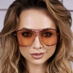 Iryna Soponaru Instagram – Хустинки, прикраси – це жіночі приємності!
Скажу чесно, мені довго не хотілось гарно виглядати, вдягатися в щось інше окрім «спортивок», але останнім часом, та затуркана жінка в мені, починає оговтуватися, та хотіти бодай чогось.
І я не покривлю душею, якщо скажу, що ця фотосесія, наче весняне сонце, обігріло мою закрижанілу жіночність.
Дякую @makova.official за те, що нагадуєте, як воно бути жінкою.
Дякую @dika_anka @martarodyk та @vlada_margitich за те, що нагадали, що я вмію виглядати, як королева і, не побоюсь цього слова, хартбрейкерша😇
Я люблю бути вродливою, але ще більше люблю ВІДЧУВАТИ себе вродливою. Це про внутрішній стан, ви ж розумієте, що я маю на увазі😉
Так от @makova.official @fashionpost.online та @agapovandarno завдяки цій фотосесії я і БУЛА і ВІДЧУЛА
Дякую 🩷