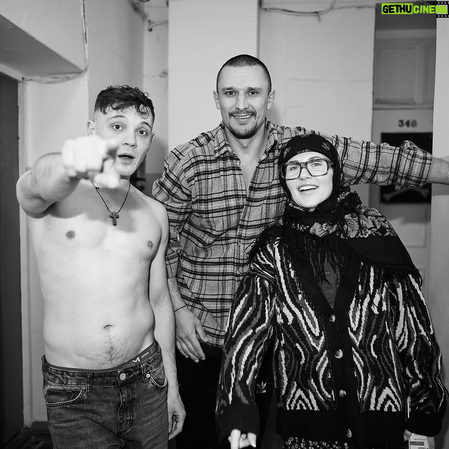 Iryna Soponaru Instagram - То був кльовий черговий тур містами України! Вдячний, щирий глядач, котрий з початком війни, подвійно цінує все українське, аплодував і запрошував неодмінно приїздити ще… Да, звісно, десь розумію, шо зара мистецтво і певна форма трансляції того всього не на часі… Трясця його, у важкі часи доводиться жити українцям… Але завше знаходиться одне «але»! Тут це «але», полягло у кількості глядацьких подяк і тих надщирющих очей, шо, як правило, забігають до нас у гримерки і уклінно дякують за приїзд, за показ… Народжується унікальний обмін енергією… Бува, за нестачею, то порівнюють з повітрям, бо деінде - рідко хто приїздить… : найбільш ціную діапазон антрепризи, за те що можна привезти людям виставу до їх дому! Після кількох вистав, бачу, шо «Наші Кайдаші»- від двох прекрасних Олійників, виявилась, потрібною пігулкою для українців. І піздарики, як то приємно! Оскільки доля випала мені відчути більше фракцій та фібрів цього маріалу, ніж я гадав, скажу наступне : Нечуй-Левицький, у свій час, зробив «страшне»,- створив телепортальний матеріал, де кожен українець може підійти до паркану і побачити себе, певні підкреслення родинних взаємин, вайб і пережитковий звʼязок з селом чи смт… а головне - з посмішкою та мокрими очима відчути те все одночасно. Ми вдруге з Жекою збираємо дуже кайфовий та багатогранний каст акторів. Кажу без перебільшень. Кльові люди. Безмірно талановиті. Ще і, як виявилось, чітко відкалібрувались на свої ролі у «Наших Кайдашах». Знаєте, той випадок, коли жанрова «збірна-солянка» за короткий проміжок часу стає, напрочуд, гармонійним колективом! Тож, підсумовуючи, запрошую вас на наші вистави! Ми будемо раді вам трохи підняти настрій та обійнятися після дійства! І ще, пам’ятайте, відвідавши наших «Кайдашів», ви робите безпосередній донат, бо я з @actoroleiinyk частину заробленого постійно спрямовую на поміч хлопцям! Обіймаю!
