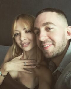 Iryna Soponaru Instagram - Ми з Різом @rbainham більше НЕ ЗУСТРІЧАЄМОСЬ! Тепер ми ЗАРУЧЕНІ🩷💎