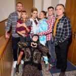 Iryna Soponaru Instagram – То був кльовий черговий тур містами України!
Вдячний, щирий глядач, котрий з початком війни, подвійно цінує все українське, аплодував і запрошував неодмінно приїздити ще…
Да, звісно, десь розумію, шо зара мистецтво і певна форма трансляції того всього не на часі…
Трясця його, у важкі часи доводиться жити українцям…
Але завше знаходиться одне «але»!
Тут це «але», полягло у кількості глядацьких подяк і тих надщирющих очей, шо, як правило, забігають до нас у гримерки і уклінно дякують за приїзд, за показ…
Народжується унікальний обмін енергією…
Бува, за нестачею, то порівнюють з повітрям, бо деінде – рідко хто приїздить… : найбільш ціную діапазон антрепризи, за те що можна привезти людям виставу до їх дому!
Після кількох вистав, бачу, шо «Наші Кайдаші»- від двох прекрасних Олійників, виявилась, потрібною пігулкою для українців. І піздарики, як то приємно!
Оскільки доля випала мені відчути більше фракцій та фібрів цього маріалу, ніж я гадав, скажу наступне : Нечуй-Левицький, у свій час, зробив «страшне»,- створив телепортальний матеріал, де кожен українець може підійти до паркану і побачити себе, певні підкреслення родинних взаємин, вайб і пережитковий звʼязок з селом чи смт… а головне – з посмішкою та мокрими очима відчути те все одночасно.
Ми вдруге з Жекою збираємо дуже кайфовий та багатогранний каст акторів.
Кажу без перебільшень. Кльові люди. Безмірно талановиті. Ще і, як виявилось, чітко відкалібрувались на свої ролі у «Наших Кайдашах».
Знаєте, той випадок, коли жанрова «збірна-солянка» за короткий проміжок часу стає, напрочуд, гармонійним колективом!
Тож, підсумовуючи, запрошую вас на наші вистави! Ми будемо раді вам трохи підняти настрій та обійнятися після дійства!
І ще, пам’ятайте, відвідавши наших «Кайдашів», ви робите безпосередній донат, бо я з @actoroleiinyk частину заробленого постійно спрямовую на поміч хлопцям!
Обіймаю!