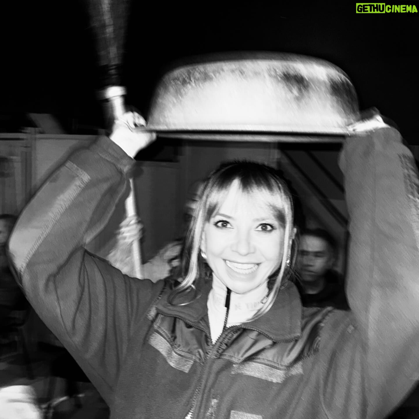 Iryna Soponaru Instagram - То був кльовий черговий тур містами України! Вдячний, щирий глядач, котрий з початком війни, подвійно цінує все українське, аплодував і запрошував неодмінно приїздити ще… Да, звісно, десь розумію, шо зара мистецтво і певна форма трансляції того всього не на часі… Трясця його, у важкі часи доводиться жити українцям… Але завше знаходиться одне «але»! Тут це «але», полягло у кількості глядацьких подяк і тих надщирющих очей, шо, як правило, забігають до нас у гримерки і уклінно дякують за приїзд, за показ… Народжується унікальний обмін енергією… Бува, за нестачею, то порівнюють з повітрям, бо деінде - рідко хто приїздить… : найбільш ціную діапазон антрепризи, за те що можна привезти людям виставу до їх дому! Після кількох вистав, бачу, шо «Наші Кайдаші»- від двох прекрасних Олійників, виявилась, потрібною пігулкою для українців. І піздарики, як то приємно! Оскільки доля випала мені відчути більше фракцій та фібрів цього маріалу, ніж я гадав, скажу наступне : Нечуй-Левицький, у свій час, зробив «страшне»,- створив телепортальний матеріал, де кожен українець може підійти до паркану і побачити себе, певні підкреслення родинних взаємин, вайб і пережитковий звʼязок з селом чи смт… а головне - з посмішкою та мокрими очима відчути те все одночасно. Ми вдруге з Жекою збираємо дуже кайфовий та багатогранний каст акторів. Кажу без перебільшень. Кльові люди. Безмірно талановиті. Ще і, як виявилось, чітко відкалібрувались на свої ролі у «Наших Кайдашах». Знаєте, той випадок, коли жанрова «збірна-солянка» за короткий проміжок часу стає, напрочуд, гармонійним колективом! Тож, підсумовуючи, запрошую вас на наші вистави! Ми будемо раді вам трохи підняти настрій та обійнятися після дійства! І ще, пам’ятайте, відвідавши наших «Кайдашів», ви робите безпосередній донат, бо я з @actoroleiinyk частину заробленого постійно спрямовую на поміч хлопцям! Обіймаю!