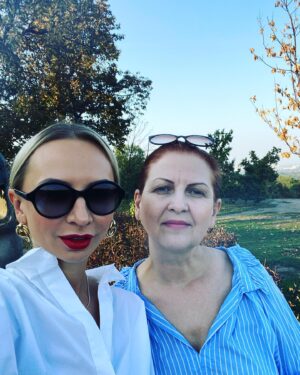 Iryna Soponaru Instagram - Матусю немає слів, щоб описати, як я тебе люблю! Але я спробую…Люблю тебе, як янгол Бога!
Люблю тебе, як Мафін їсти!
Люблю тебе, як Джонсонюк любить казати «добрий день еврібаді»!
Люблю тебе, як вдячна дочка любить маму😉!!!
З Днем Матері♥️ @soponaru_t