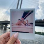 Iryna Soponaru Instagram - З Рісом ми познайомилися в травні 2021. Історія знайомства досить тривіальна. Ми побачили одне одного в популярному, на той момент, закладі. Він до мене підійшов познайомитися, трошки поговорили, обмінялись інстаграмами і…..заручились. Жартую))) Між цими подіями ще було багато побачень, подорожей, поцілунків, вечірок…..а потім війна💔 Виїзд з країни, життя на автоматі, злість, депресія, страх, біль і багато сліз. Після повернення додому ми поступово відновлювались, намагалися жити, радіти, мріяти, вірити, боротися. Відчуття величезної гордості бути українкою та підтримка коханого. І всього лише через півтори роки після знайомства - заручини🥰🥰🥰 Розкажіть, як це було в вас👇