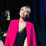 Iryna Soponaru Instagram - Такі протилежні відчуття. Задоволення від процесу роботи і сум від новин…. Mood swings протягом вихідних Mood swings протягом двох років Іноді здається наче живу в паралельній реальності 💔💔💔 А тим часом наступила весна🌷🌞 Обіймаю вас, мої любі фолловерс, і бажаю теплого настрою🫂 Чи є у вас якісь ритуали та заняття, які ви робите навесні? Щось що заряджає та дарує віру в краще? Photo by @marta_adamchuk Make by @dashawonder_ Hair @lena.kliuchnyk
