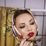 Iryna Soponaru Instagram - Обожнюю українські бренди! Дуже тішусь з того, які талановиті у нас люди😍 Тому коли познайомилася з @makova.official , то із задоволенням прийняла участь у новій зйомці бренду. Хустинки вогонь, прикраси любоу! А іронічний концепт проєкту мене просто підкорив♥️ Дякую за можливість долучитися🙏🏻 Дякую талановитим @makova.official @fashionpost.online @agapovandarno І дякую кращим @dika_anka @vlada_margitich @martarodyk