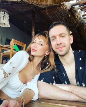 Iryna Soponaru Instagram - Наскільки нам складно через різницю менталітетів👇

Навіть друзі іноді запитують мене чи були в нас якісь складнощі саме через це. Якщо чесно, то від самого початку я не відчувала жодної різниці. Можливо просто пощастило… Ріс поєднує в собі найкращі якості❤️

А чи є серед моїх улюблених фоловерів інтернаціональні пари?✨