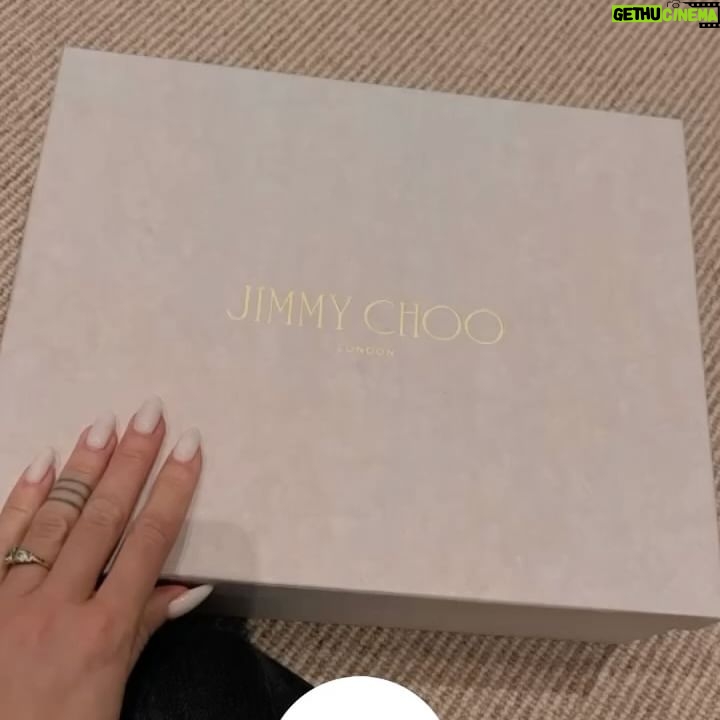 Iryna Soponaru Instagram - Хело май фоловерс, я в кепітал оф грейт брітан🇬🇧 Приїхала сюди якось без сил, але за кілька днів вже встигла: 🎤Дати інтервʼю 💆♀️Сходити до найкращого косметолога, скоро зніму з нею класний рілсік👀 👠 Я нарешті купила весільні туфліііі Отак… та найбільша цінність це можливість побачити рідних. Моїх і Різа. Всі ми знаємо як це цінно🤍 Обіймаю міцно та триматиму в курсі подій. Photo by @mariyamilka