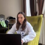Iryna Soponaru Instagram - Хело май фоловерс, я в кепітал оф грейт брітан🇬🇧 Приїхала сюди якось без сил, але за кілька днів вже встигла: 🎤Дати інтервʼю 💆‍♀️Сходити до найкращого косметолога, скоро зніму з нею класний рілсік👀 👠 Я нарешті купила весільні туфліііі Отак… та найбільша цінність це можливість побачити рідних. Моїх і Різа. Всі ми знаємо як це цінно🤍 Обіймаю міцно та триматиму в курсі подій. Photo by @mariyamilka