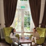 Iryna Soponaru Instagram - Хело май фоловерс, я в кепітал оф грейт брітан🇬🇧 Приїхала сюди якось без сил, але за кілька днів вже встигла: 🎤Дати інтервʼю 💆‍♀️Сходити до найкращого косметолога, скоро зніму з нею класний рілсік👀 👠 Я нарешті купила весільні туфліііі Отак… та найбільша цінність це можливість побачити рідних. Моїх і Різа. Всі ми знаємо як це цінно🤍 Обіймаю міцно та триматиму в курсі подій. Photo by @mariyamilka